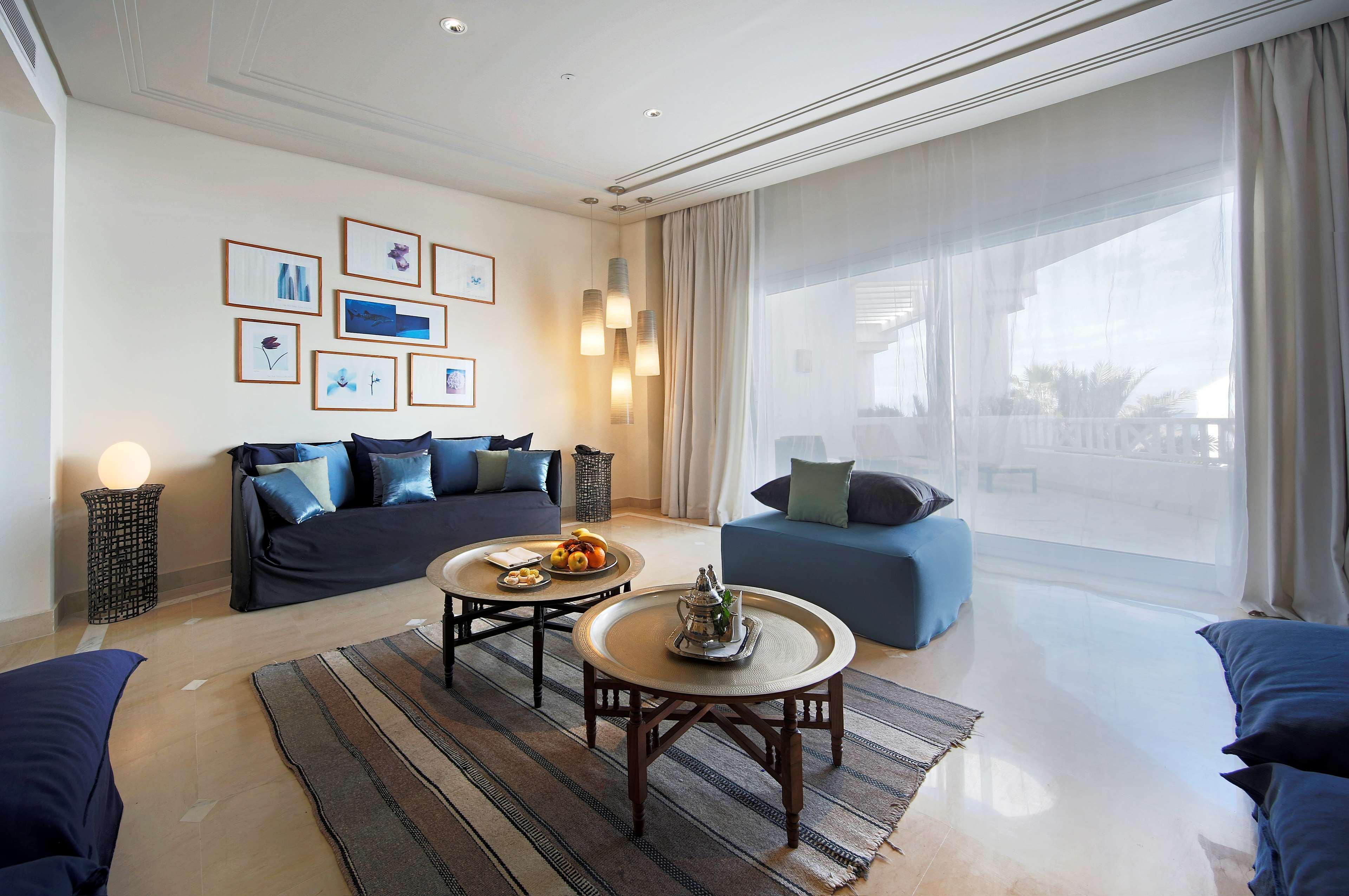 Apartament typu Ambassador Suite z balkonem i widokiem na morze